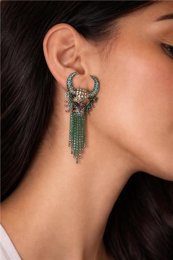 Dina Boğa Figürlü Sallantılı Taşlı Küpe